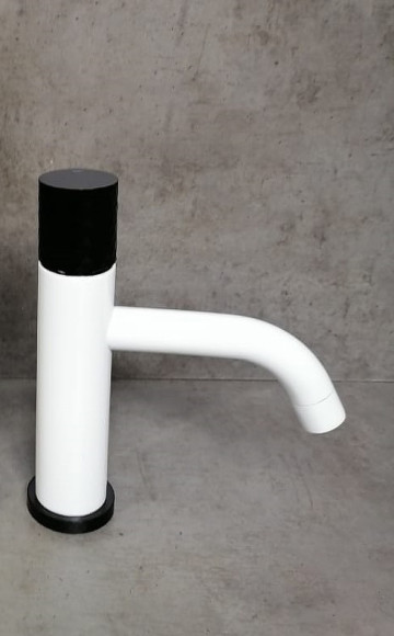 Смеситель для раковины Boheme Stick 121-WB Белый матовый Черный