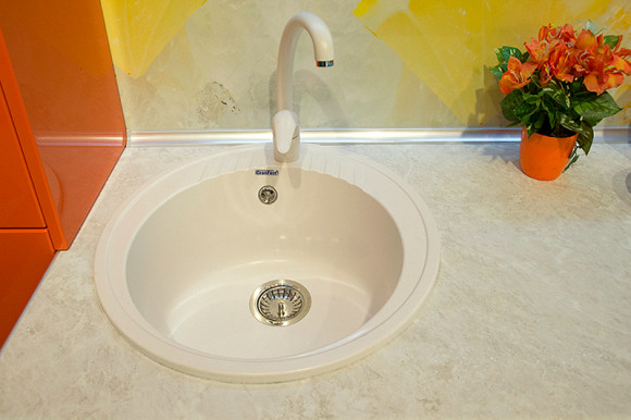 Кухонная мойка GranFest Rondo GF-R520 Белая Кухонная мойка GranFest Rondo GF-R520 Белая